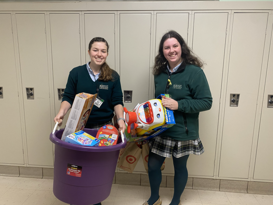 Abigail Violett ‘23 and Gabrielle Fielding ‘23 bringing the CMSA homeroom gifts to the storage bin.
