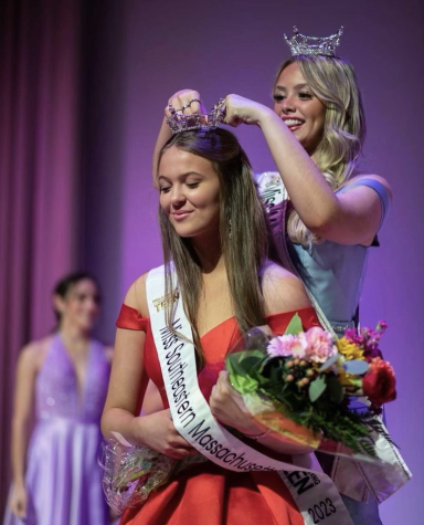 Faith being crowned Miss. Southeastern MA Outstanding Teen 2023.