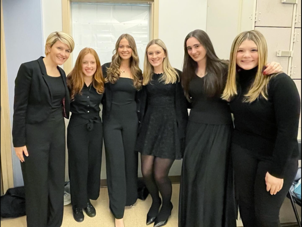 Pictured, from left to right: Mrs. Sara Seals, Arianna Simoneau (‘24), Faith O’Hanlon (‘24), Maddie Kent (‘24), Isabella CaraDonna (‘25), and Grace Kent (‘26). 